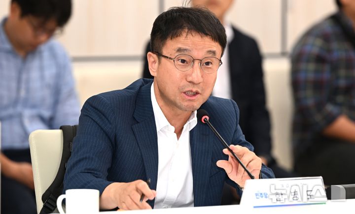 [광주=뉴시스] 이현행 기자 = 한병도 국회 예결위원장이 18일 오전 광주 서구 광주시청에서 열린 광주광역시-더불어민주당 예산정책협의회에서 발언하고 있다. 2025.09.18. lhh@newsis.com