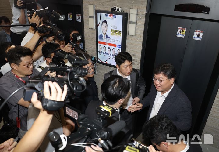 [서울=뉴시스] 조성봉 기자 = 김건희 여사의 의혹들을 수사하는 민중기 특별검사팀이 '통일교 집단 입당' 의혹과 관련해 18일 오전 서울 여의도 국민의힘 중앙당사를 압수수색하기 전 변호사에게 영장을 제시하고 있다.2025.09.18. suncho21@newsis.com