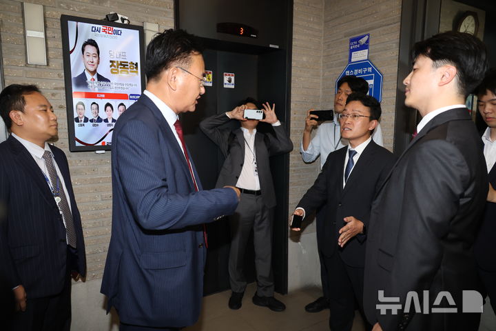 [서울=뉴시스] 조성봉 기자 = 김건희 여사의 의혹들을 수사하는 민중기 특별검사팀이 '통일교 집단 입당' 의혹과 관련해 18일 오전 서울 여의도 국민의힘 중앙당사를 압수수색하기 전 유상범 원내운영수석부대표와 대화를 하고 있다.2025.09.18. suncho21@newsis.com