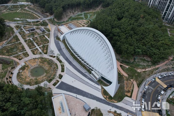 [포항=뉴시스] 송종욱 기자 = 경북 포항시가 민간 공원 특례 사업으로 5000억원 규모의 민간 자본을 유치해 오는 10월 환호공원을 개장하고, 학산·상생공원까지 차례대로 완공할 예정이다. 사진은 환호공원 식물원 공사 후 모습. (사진=포항시 제공) 2025.09.18. photo@newsis.com