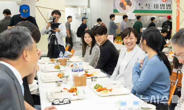 [전주=뉴시스]윤난슬 기자 = 송미령 농림축산식품부 장관이 18일 전북대학교를 찾아 '천원의 아침밥' 운영 현장을 둘러보고 학생들과 함께 식사하며 의견을 나눴다. (사진=전북대 제공) 2025.09.18. photo@newsis.com 