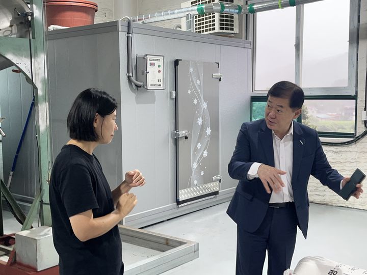 [서울=뉴시스]이태식(오른쪽) 한유원 대표이사와 노혜진 솔닙 대표.(사진=한국중소기업유통원 제공) 2025.09.18. photo@newsis.com *재판매 및 DB 금지