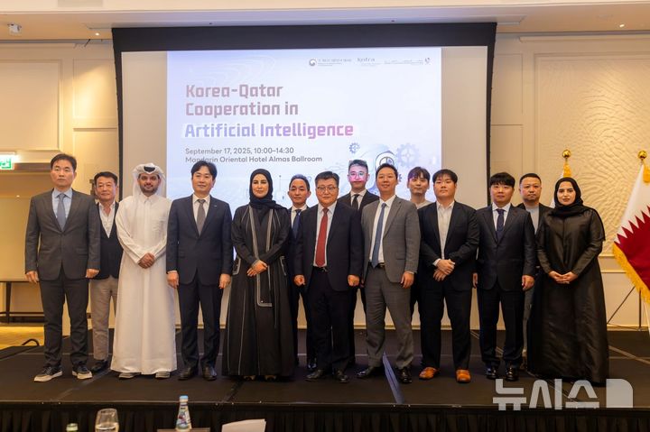 [서울=뉴시스] KOTRA는 17일(현지시간) 주카타르 대한민국 대사관, 카타르 통신정보기술부와 공동으로 ‘한-카타르 AI 협력 포럼’을 개최했다. 김병호 KOTRA 중동지역본부장(왼쪽에서 네 번째), 림 알 만수리(Reem Al Mansoori) 카타르 통신정보기술부 차관보(왼쪽에서 다섯 번째), 윤현수 주카타르 대한민국 대사(왼쪽에서 일곱 번째) 및 포럼 참석 주요 인사들이 기념 촬영을 하고 있다. (사진=코트라 제공) photo@newsis.com