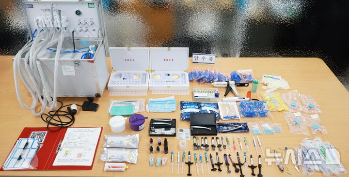 [제주=뉴시스] 2025년 5월부터 9월까지 제주시에서 불법 체류 중국인 등을 대상으로 무자격 치과 치료 행위를 한 중국인 일당이 사용한 불법 치과 치료 도구 및 장비. (사진=뉴시스DB) photo@newsis.com 