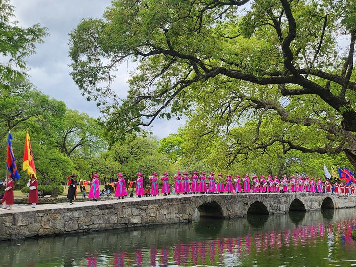 [남원=뉴시스] 신관사또부인행사 재연공연이 펼쳐지고 있는 남원 광한루원, 사또의 부임을 알리는 취타대가 광한루원 오작교를 건너고 있다. *재판매 및 DB 금지