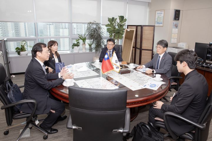 [서울=뉴시스] 지난 17일 국민건강보험공단에 방문한 시충량(왼쪽 1번째) 대만 위생복리부 장관과 엄호윤(왼쪽 4번째) 국민건강보험공단 기획상임이사가 면담을 하는 모습 (사진=국민건강보험공단 제공) 2025.09.18. photo@newsis.com *재판매 및 DB 금지