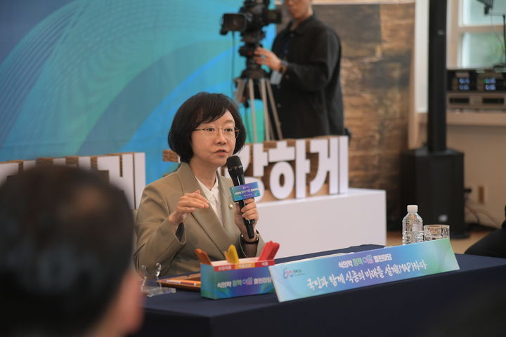 [서울=뉴시스] 식품의약품안전처 오유경 처장은 '국민이 안심하고 현장에 힘이 되는 식의약 정책'을 주제로 18일 대구 동구 소재 대구식약청에서 '식의약 정책이음 지역현장 열린마당’ 의료기기편'을 개최했다. 사진은 지난달 서울에서 열린 식의약 정책이음 열린마당에 첨삭한 오유경 식약처장. (사진=식약처 제공) 2025.09.18. photo@newsis.com *재판매 및 DB 금지