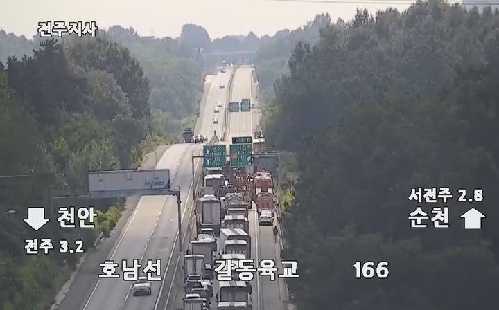 [완주=뉴시스] 18일 낮 12시께 전북 완주군 이서면의 호남고속도로 순천 방면 하행선 서전주나들목 인근에서 화물차 6대가 연달아 부딪혀 사고 수습이 진행 중이다. (사진=국가교통정보센터 CCTV 화면 캡처) 2025.09.18. photo@newsis.com *재판매 및 DB 금지