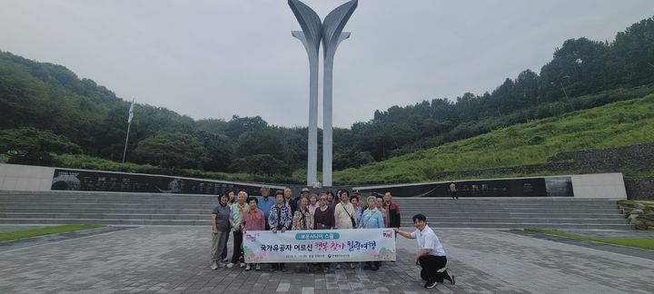[전주=뉴시스] 전북동부보훈지청은 고령 국가유공자를 초청해 '국가유공자 어르신 행복찾아 힐링여행' 프로그램을 진행했다고 18일 밝혔다. (사진=전북동부보훈지청 제공) 2025.09.18. photo@newsis.com *재판매 및 DB 금지
