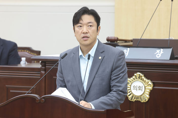 [대전=뉴시스] 조명휘 기자 = 박철용(국민의힘·나선거구) 대전 동구의원이 하소산업단지 주차장 확충 및 버스 노선 개선 건의안 제안설명을 하고 있다. (사진= 동구의회 제공) 2025.09.18. *재판매 및 DB 금지