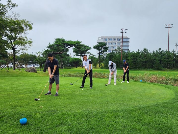 [서산=뉴시스] 윤희철(왼쪽 2번째) 서산시골프협회 회장이 지난 17일 솔라고 컨트리클럽에서 열린 제23회 서산시골프협회장기 아마추어 골프대회에서 시타를 준비하고 있다. (사진=서산시골프협회 제공) 2025.09.18. photo@newsis.com *재판매 및 DB 금지
