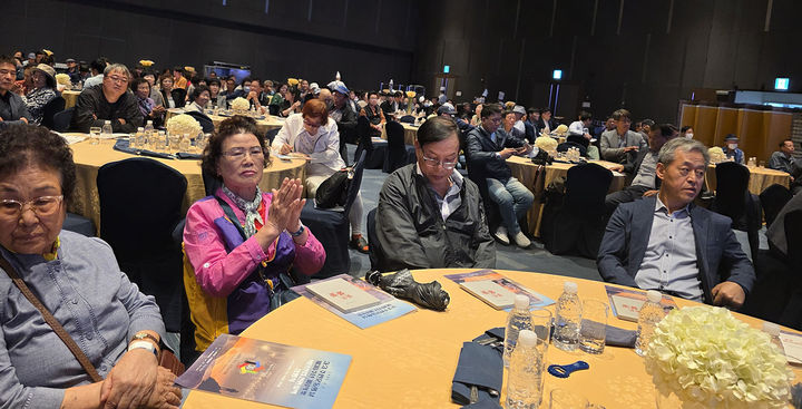 18일 강원랜드 컨벤션홀에서 열린 ‘3.3주민운동의 날 30주년 기념식 및 석탄산업 전환지역 정명식’에 참석한 지역주민들이 주민운동 및 공추위 활동 경과를 보고받으며 박수치고 있다.(사진=뉴시스) *재판매 및 DB 금지