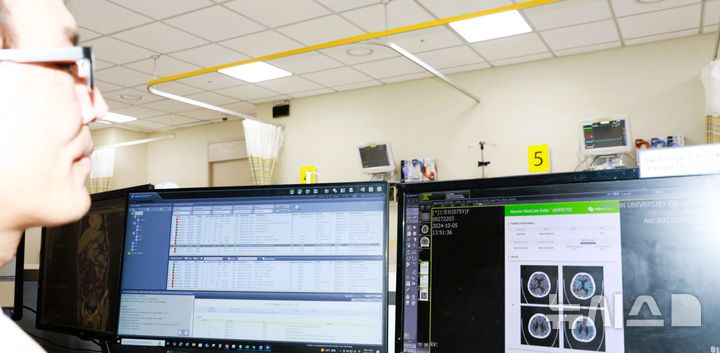 [서울=뉴시스] 임용수 가천대 길병원 응급의학과 교수가 뇌졸중 진단 AI 시스템 'StroCare Suite(스트로케어 스위트)''의 분석 결과를 살펴보고 있다. (사진= 가천대학교 길병원 제공)