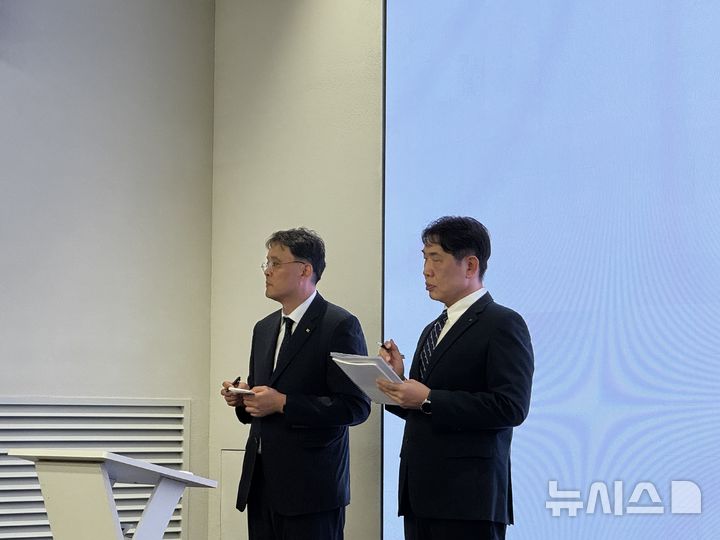 [서울=뉴시스]김영걸 KT 서비스프로덕트본부장(왼쪽)과 구재형 KT 네트워크기술본부장이 18일 서울 광화문 사옥에서 진행된 소액결제 피해 관련 2차 브리핑에서 기자들의 질문에 답변하고 있다. (사진=심지혜 기자)