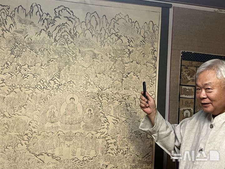 [서울=뉴시스] 18일 서울 인사동 한 식당에어 열린 기자간담회에서 한일 수교 60주년 기념 '불교 목판화의 꽃: 일본 불화판화 특별전' 기자간담회에서 '오백나한도'를 설명하는 한선학 명주사 고판화박물관장 2025.09.18. suejeeq@newsis.com