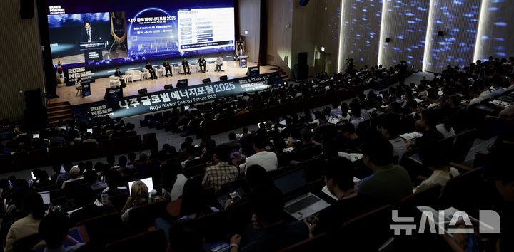 [세종=뉴시스]한전KDN은 지난 17일부터 18일까지 나주혁신도시 소재 한국에너지공과대학에서 진행된 '나주 글로벌 에너지포럼 2025'에 참가해 분산에너지, 디지털 전환 등 전력 지능화 솔루션 소개했다.(사진=한전KDN 제공)