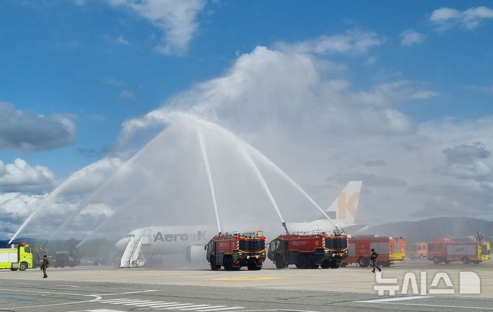 [청주=뉴시스] 18일 충북 청주국제공항에서 '대테러·항공기 사고 합동 종합훈련'이 진행 중이다. 공항 테러 공격과 항공기 피랍을 가정한 이번 훈련에는 경찰, 소방, 군, 청주시, 항공사, 병원 등 21개 관계기관 400여명이 참여했다. (사진=한국공항공사 청주지사 제공) 2025.09.18. photo@newsis.com