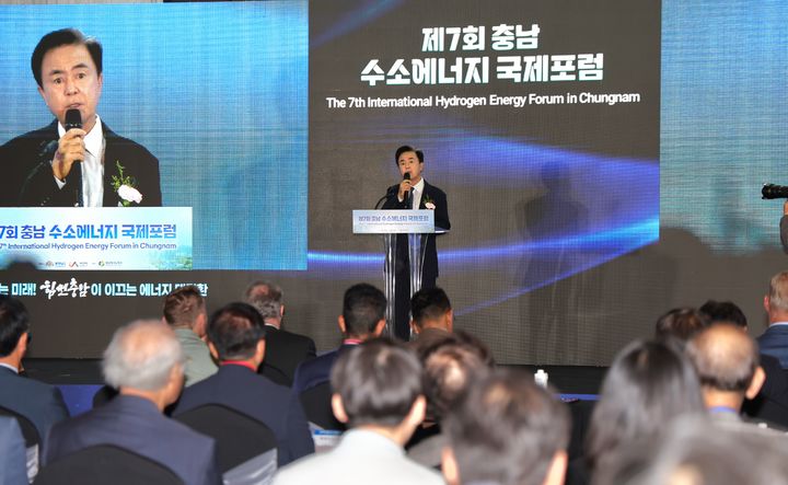 [홍성=뉴시스] 김태흠 충남지사가 18일 서산에서 열린 제7회 수소에너지 국제포럼에서 인사말을 하고 있다. *재판매 및 DB 금지
