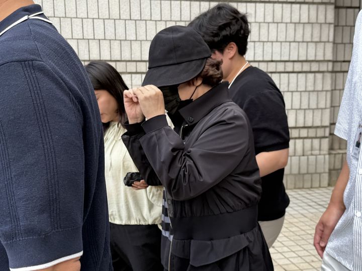 [서울=뉴시스] 박나리 수습기자 = 제21대 대선을 앞두고 댓글 조작 의혹 등으로 논란이 된 보수 성향 교육단체 '리박스쿨' 손효숙 대표에 대한 구속 전 피의자심문(영장실질심사)이 18일 열렸다. 사진은 손 대표가 고개를 숙인 채 호송차로 향하는 모습. parknr@newsis.com 2025.09.18. *재판매 및 DB 금지