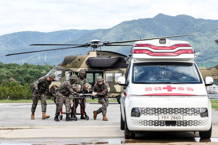 [서울=뉴시스] 한미연합군사령부가 18일 진행한 연합·합동 의무지원훈련 중 한국 의무 요원이 미군 외상 환자를 수리온에서 앰뷸런스로 옮기고 있다. (사진=국방일보 제공) 2025.09.18. photo@newsis.com *재판매 및 DB 금지