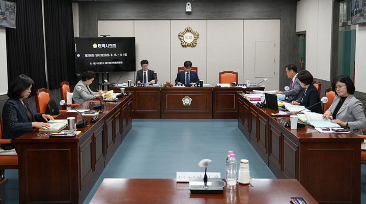 태백시의회는 18일 시의회 위원회실에서 제286회 임시회 제3차 예산결산특별위원회(위원장 정연태)를 열고 있다.(사진=태백시의회 제공) *재판매 및 DB 금지