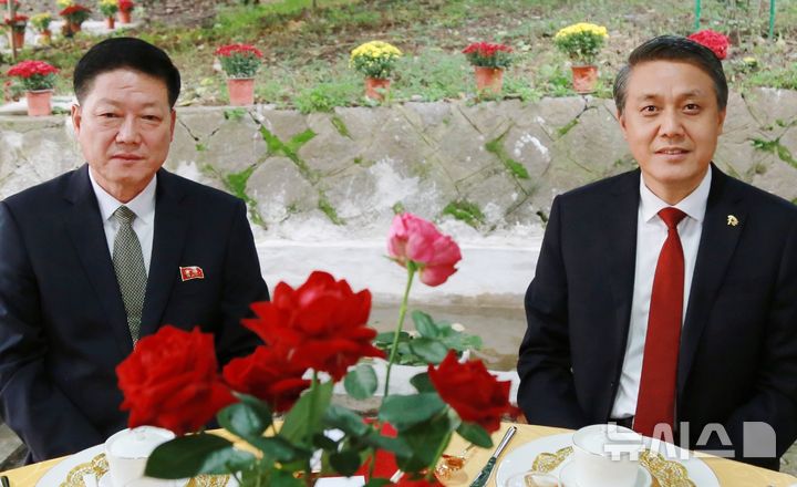 [베이징=뉴시스] 왕야쥔 주북한 중국대사(오른쪽)는 지난 17일 대사관에서 박명호 북한 외무성 부상과 만났다고 18일 주북 중국대사관이 밝혔다.(사진=주북한 중국대사관 홈페이지 갈무리) 2025.09.18 photo@newsis.com.