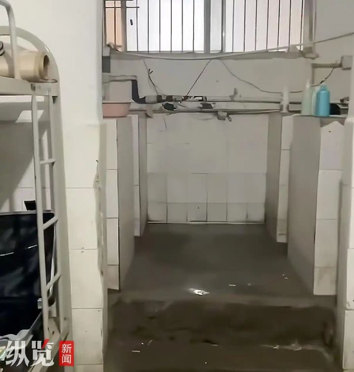 [뉴시스]중국의 한 중등직업학교 기숙사에서 학생들이 반개방형 화장실과 함께 생활하고 있다는 사실이 드러나 충격을 주고 있다.(사진=종람신문).2025.09.18 *재판매 및 DB 금지