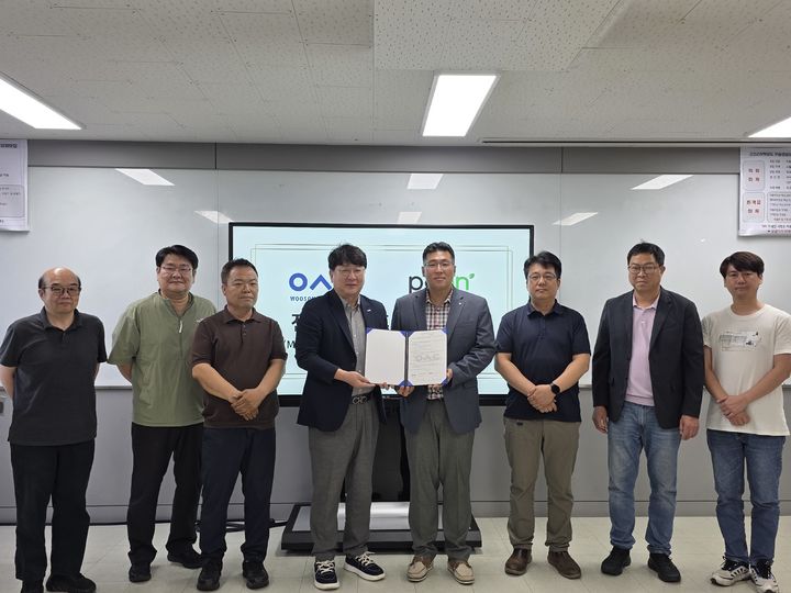 [대전=뉴시스] 우송정대보와 포엔 관계자들 기념촬영. (사진=우송정보대 제공) 2025.09.18. photo@newsis.com *재판매 및 DB 금지