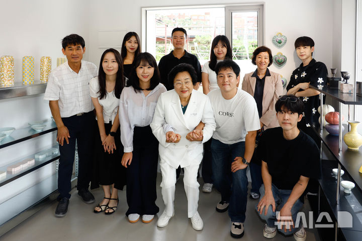 [이천=뉴시스] 이천시 북촌에서 세라믹 웨이브Ceramic Wave 팝업스토어가 열렸다. 사진은 김경희 시장이 행사에 참여한 작가들과 기념촬영을 하고 있다. (사진=이천시 제공)