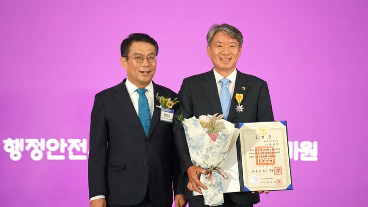 [안동=뉴시스] 이재혁 경북개발공사 사장(오른쪽)이 18일 열린 제20회 지방공공기관의 날 기념식에서 국민포장을 받고 있다. (사진=경북개발공사 제공) 2025.09.18. photo@newsis.com *재판매 및 DB 금지