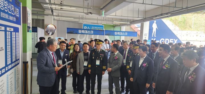 [계룡=뉴시스]곽상훈 기자=이응우 계룡시장과 박정주 충남도 행정부지사 등 내빈들이 18일 개막한 '제1회 계룡방산전시회장'을 둘러보고 있다. 2025. 09. 18 kshoon0663@newsis.com *재판매 및 DB 금지