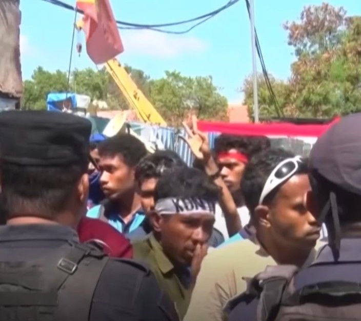 [서울=뉴시스] 동티모르에서 16일 국회의원에게 고급 승용차를 새로 구매해주는 것에 반대하는 시위가 벌어지고 있다.(출처: 인스타그램 캡처) 2025.09.18. *재판매 및 DB 금지