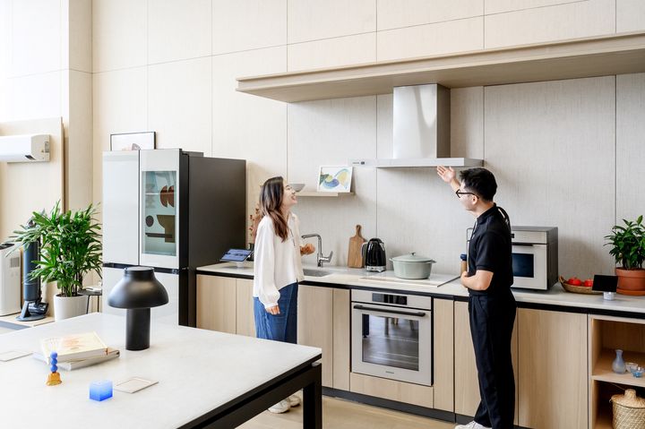 [서울=뉴시스]삼성전자가 베트남 하노이 최대 규모 프리미엄 복합몰 '롯데몰 웨스트 레이크' 1층에 367㎡ (112형) 규모의 체험형 매장을 운영한다. (사진=삼성전자 제공) photo@newsis.com *재판매 및 DB 금지