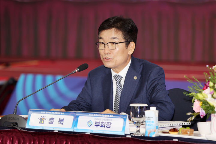 윤건영 충북도교육감이 18일 청주 엔포드호텔에서 열린 시도교육감협의회에서 안건을 제안하고 있다.(사진=충북교육청 제공).2025.09.18.photo@newsis.com *재판매 및 DB 금지