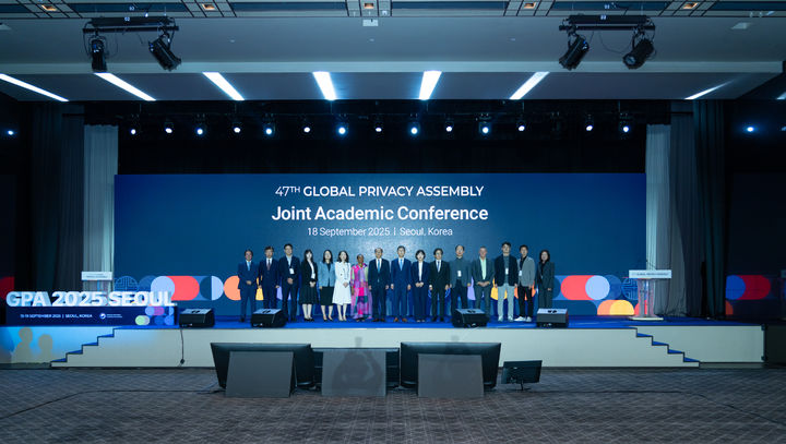 학회·시민단체·협회 참석자와 기념촬영하는 고학수 개보위원장[GPA서울총회]