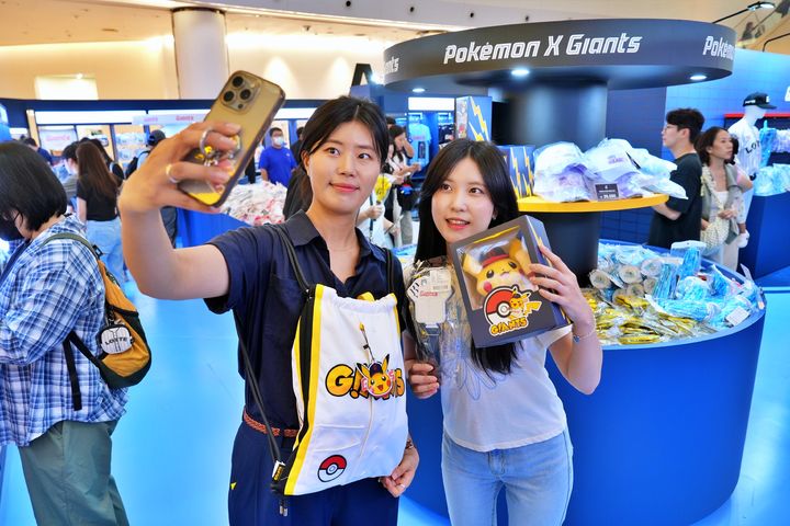 서울 송파구 잠실 롯데월드몰 1층 아트리움 광장에서 열린 '롯데자이언츠' 팝업을 방문한 고객이 기념 촬영을 하고 있다.(사진=롯데백화점 제공) *재판매 및 DB 금지