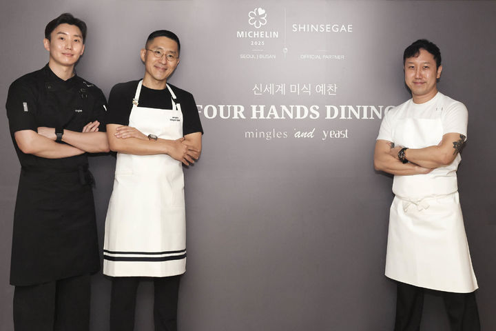 신세계백화점 포핸즈 다이닝에 참석한 (왼쪽부터)김영대 밍글스 총괄셰프, 강민구 밍글스 오너셰프, 조영동 이스트 오너셰프가 포즈를 취하고 있다.(사진=신세계백화점 제공) *재판매 및 DB 금지