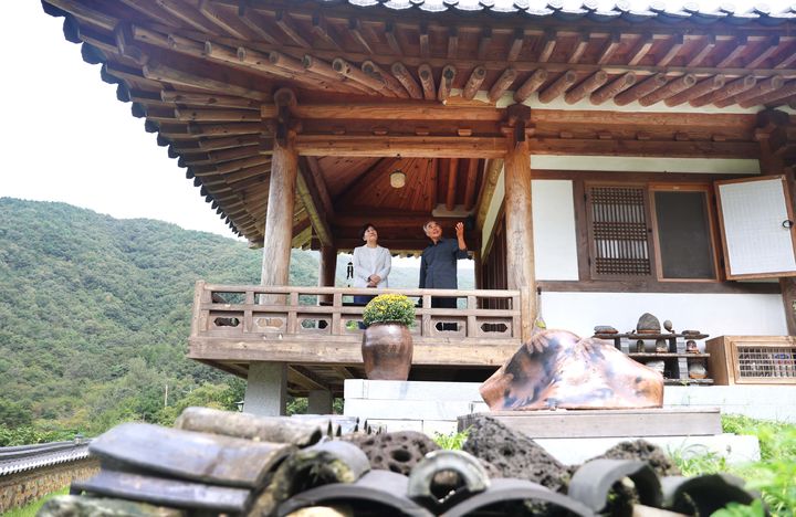 [완주=뉴시스] 송미령 농림축산식품부 장관이 18일 전북 완주군 오성한옥마을 죽림원 한옥펜션을 둘러보고 있다. (사진 = 농식품부 제공) 2025.09.18 