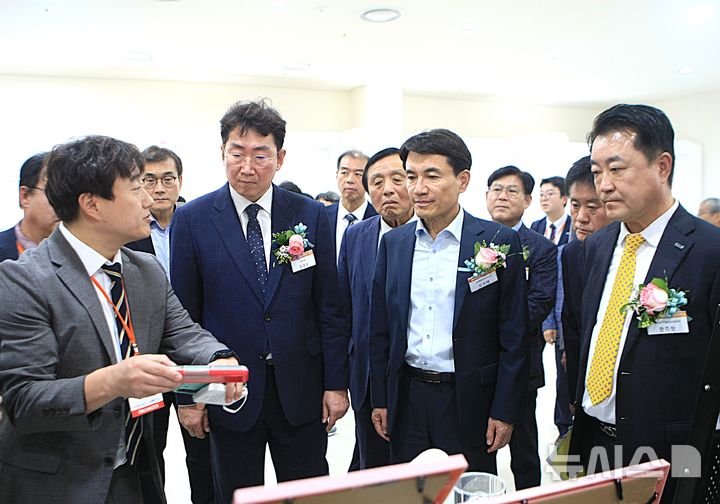 [원주=뉴시스] 이덕화 기자 = 18일 국내 의료기기 산업의 중심지 원주에서 '제21회 강원의료기기전시회(GMES 2025)'가 열린 가운데 김진태 도지사(오른쪽에서 두번째)와 원강수 원주시장(오른쪽에서 세번째), 한종현 원주의료기기산업진흥원장(오른쪽)이 참가기업 부스를 둘러보고 있다. 2025.09.18. wonder8768@newsis.com