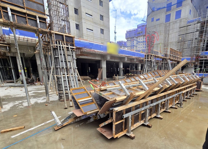 [부산=뉴시스] 부산 남구의 한 아파트 신축현장에서 크레인으로 옮기던 목재 구조물이 3m 아래로 떨어져 3명이 다치는 사고가 발생했다. (사진=부산경찰청 제공) 2025.09.18. photo@newsis.com&nbsp; *재판매 및 DB 금지