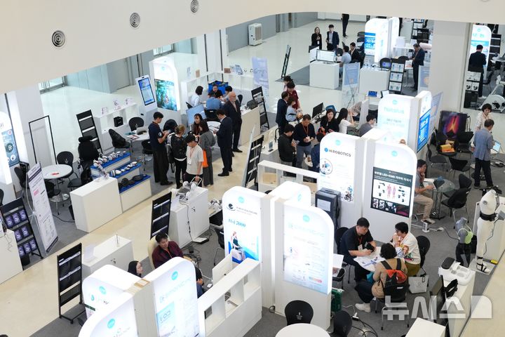 [원주=뉴시스] 이덕화 기자 = 18일 국내 의료기기 산업의 중심지 원주에서 '제21회 강원의료기기전시회(GMES 2025)'가 열린 가운데 전시회에 참가한 139개 기업들이 159개 부스에서 글로벌 무대에서 경쟁력 있는 기술을 방문객들에게 소개하고 있다. 2025.09.18. wonder8768@newsis.com