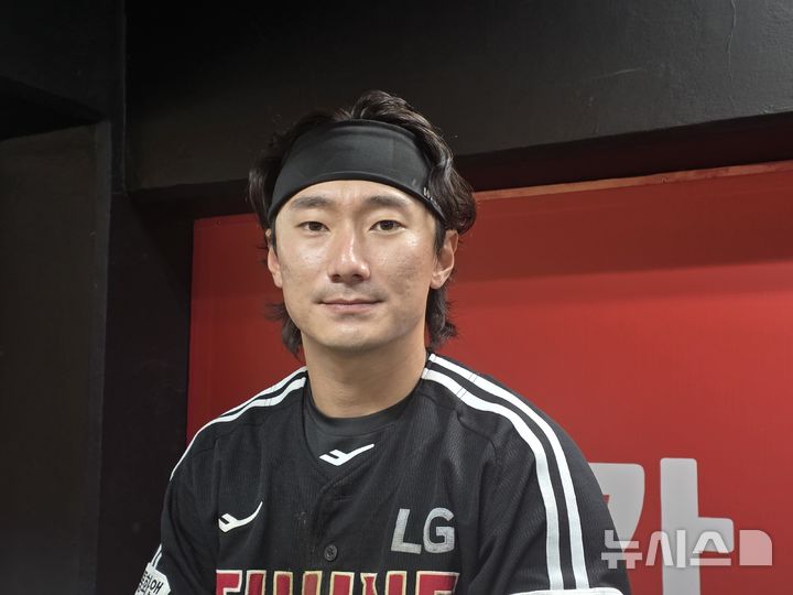 [수원=뉴시스] 김희준 기자 = 프로야구 LG 트윈스의 신민재가 18일 수원 KT위즈파크에서 벌어진 KT 위즈와의 더블헤더를 마친 뒤 인터뷰를 하고 있다. 2025.09.18jinxijun@newsis.com