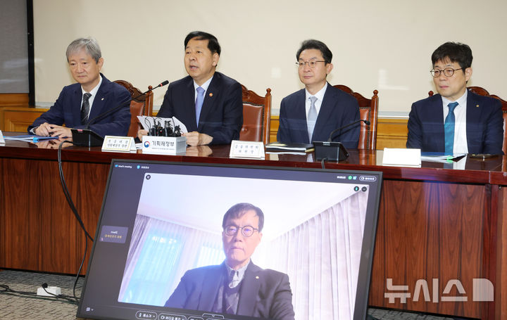 [서울=뉴시스] 홍효식 기자 = 구윤철 경제부총리 겸 기획재정부 장관이 18일 오전 서울 중구 은행회관에서 열린 확대 거시경제금융회의에 참석해 발언하고 있다. 왼쪽부터 이찬진 금융감독원장, 구윤철 부총리, 이억원 금융위원장, 유상대 한국은행 부총재. 국외 출장으로 영상으로 참석한 이창용 한국은행 총재. 2025.09.18. yesphoto@newsis.com