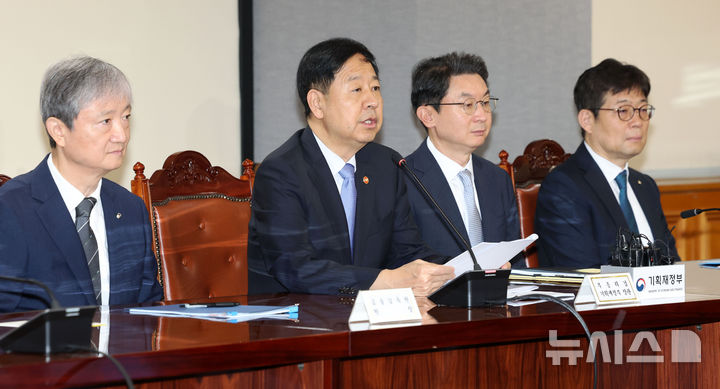 [서울=뉴시스] 홍효식 기자 = 구윤철 경제부총리 겸 기획재정부 장관이 18일 오전 서울 중구 은행회관에서 열린 확대 거시경제금융회의에 참석해 발언하고 있다. 왼쪽부터 이찬진 금융감독원장, 구윤철 부총리, 이억원 금융위원장, 유상대 한국은행 부총재. 2025.09.18. yesphoto@newsis.com