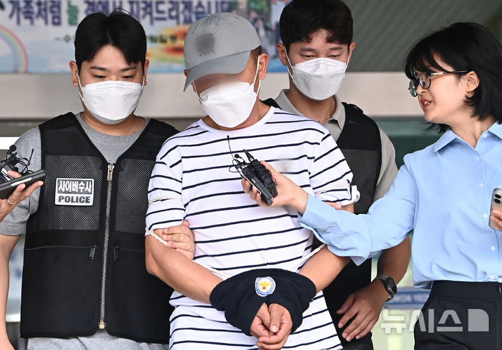 [수원=뉴시스] 김종택 기자 = 정보통신망법 위반과 컴퓨터 사용 사기 등 혐의로 구속영장이 청구된 KT 무단 소액결제 사건의 피의자인  B(44·중국국적)씨가 구속 전 피의자 심문(영장실질심사)에 출석하기 위해 18일 경기 수원시 영통경찰서 유치장을 나오고 있다.B씨는 지난달 말부터 이달 초까지 경기 광명시와 서울 금천구 등을 돌며 KT 기지국을 가로채는 수법으로 불특정 다수의 휴대전화에서 상품권 등 소액결제를 진행해 1억여원을 가로챈 혐의를 받고 있다. 2025.09.18. jtk@newsis.com