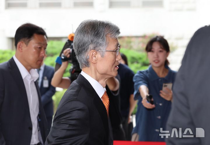 [서울=뉴시스] 권창회 기자 = 조희대 대법원장이 18일 오전 서울 서초구 대법원으로 출근하고 있다. 2025.09.18 kch0523@newsis.com