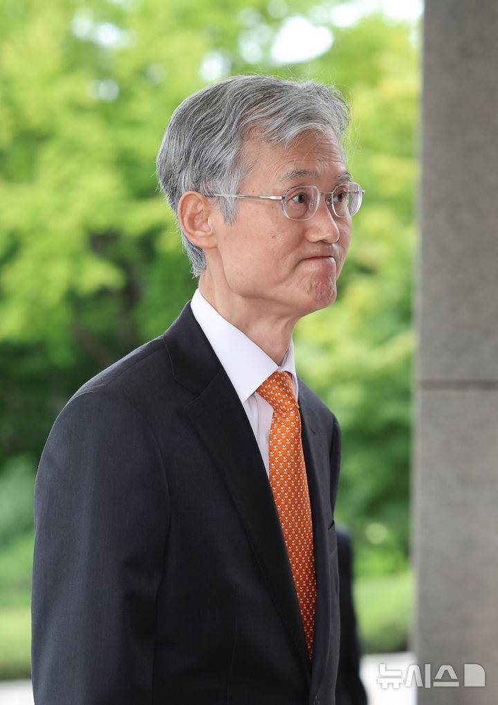 [서울=뉴시스] 권창회 기자 = 조희대 대법원장이 18일 오전 서울 서초구 대법원으로 출근하고 있다. 2025.09.18 kch0523@newsis.com