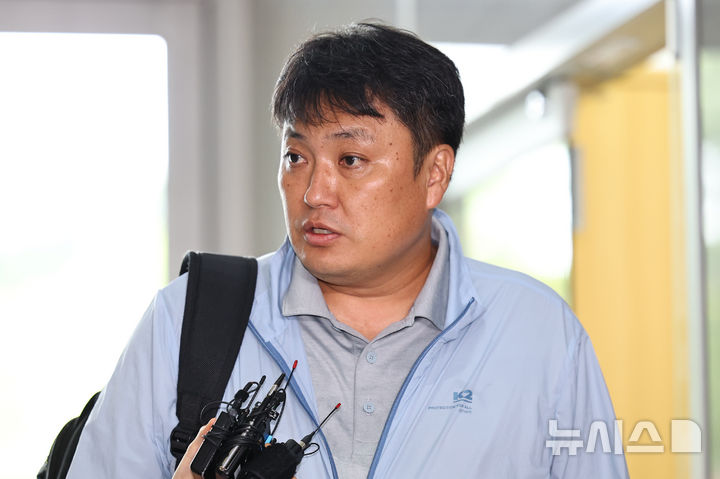 [서울=뉴시스] 최진석 기자 = 해병대 출신 골프모임 멋쟁해병 단체카톡방 멤버인 사업가 최택용 씨가 18일 오전 서울 서초구 순직 해병 특별검사팀 사무실로 피의자 소환 조사에 출석하고 있다. 2025.09.18. myjs@newsis.com