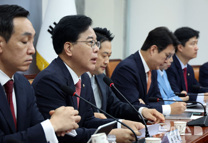 [서울=뉴시스] 고승민 기자 = 송언석 국민의힘 원내대표가 18일 서울 여의도 국회에서 열린 최고위원회의에서 발언하고 있다. 2025.09.18. kkssmm99@newsis.com