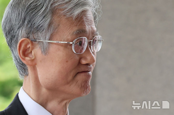 [서울=뉴시스] 권창회 기자 = 조희대 대법원장이 18일 오전 서울 서초구 대법원으로 출근하고 있다. 2025.09.18 kch0523@newsis.com